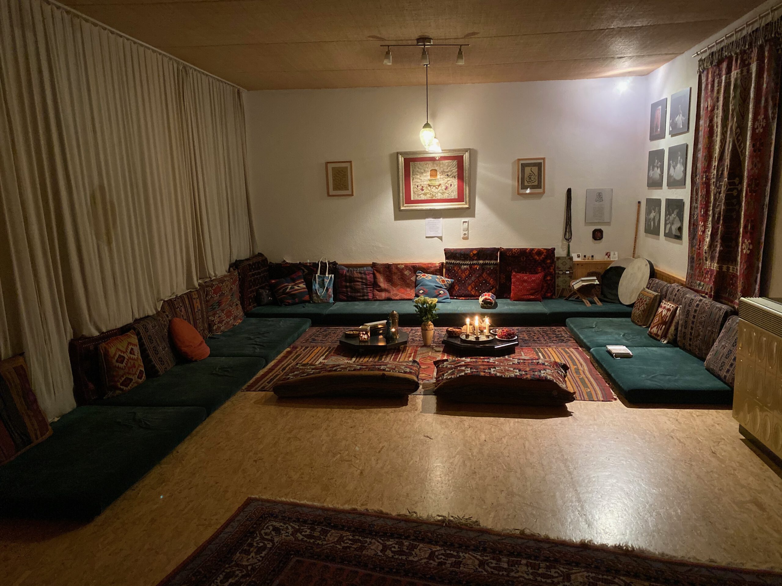 GRUPPENTREFFEN IN DER DERGAH